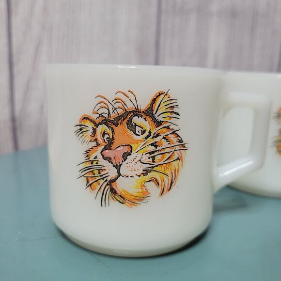 Vintage 60s Exxon/Esso Oil Tray and 2 Matching Anchor Hocking Milk Glass Mugs - Picture 12 of 16